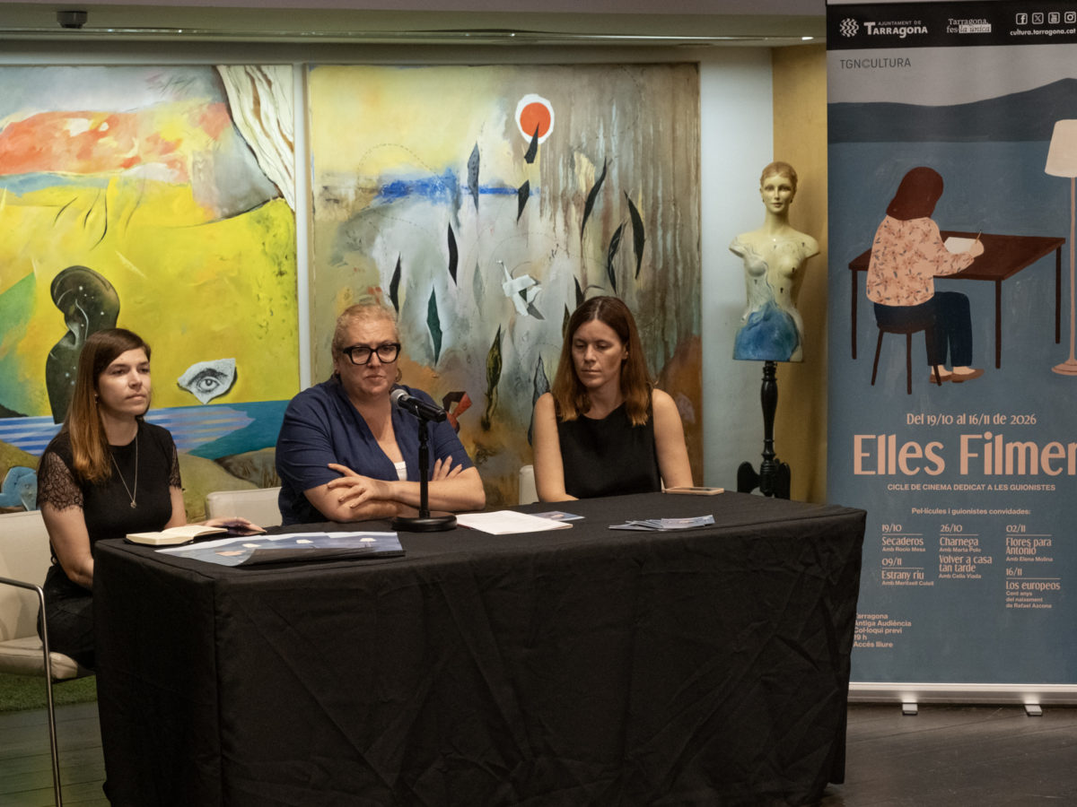 Consellera de Cultura, Sandra Ramos, responsable de programació Neus Sabaté i il·lustradora Kira Díez. FOTO: Cedida per l'Ajuntament de Tarragona