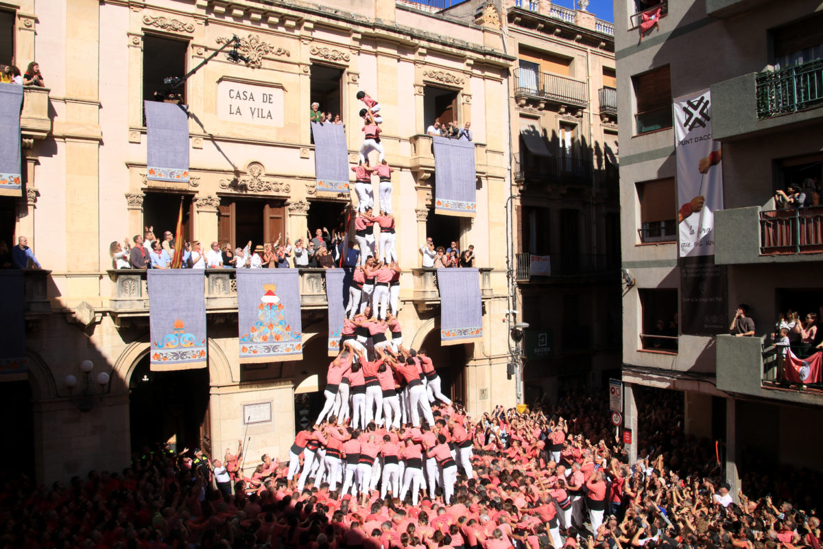 L'enxaneta de la Colla Vella dels Xiquets de Valls fent l'aleta del 4 de 10 amb folre i manilles en la primera ronda de la Diada de Santa Úrsula Data de publicació: diumenge 25 d’octubre del 2026, 16:27 Localització: Valls Autor: Mar Rovira