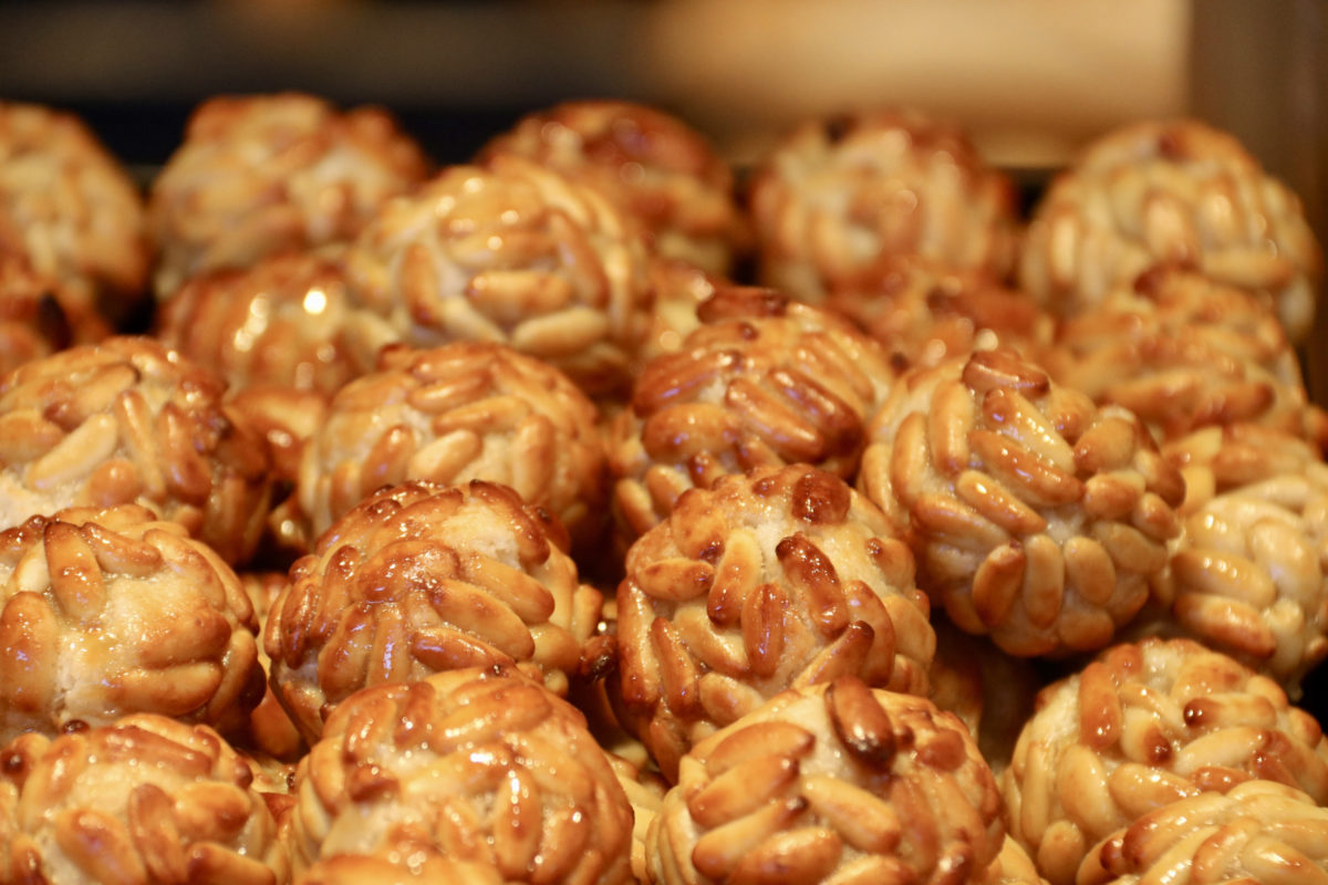 Panellets de pinyons en una pastisseria. Foto: Albert Segura/ACN